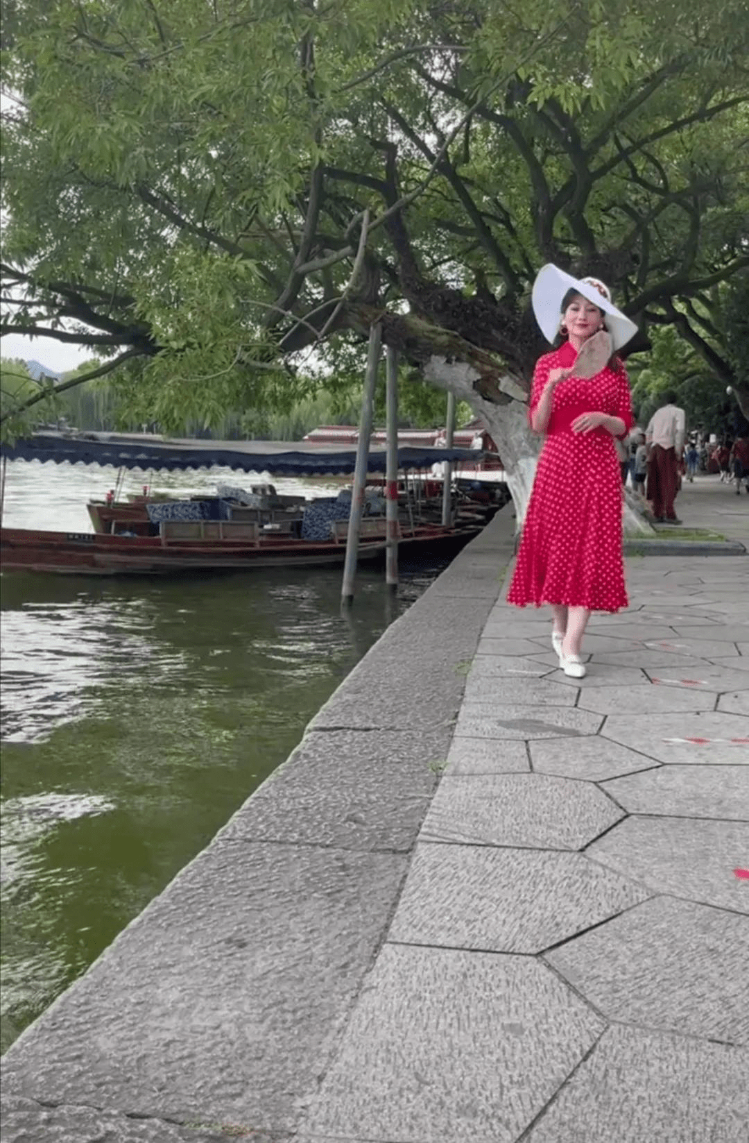 皱纹|赵雅芝现身西湖，竟然没有引起群众围观，穿红裙优雅动人很真实！
