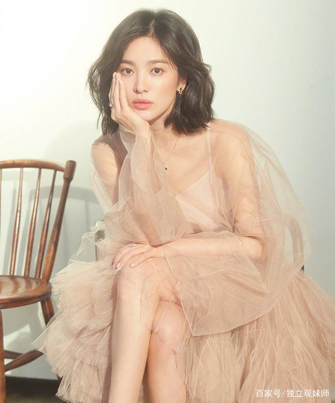 身材|宋慧乔双腿修长,穿华丽长裙堪比超模,搭配高跟鞋显高提气质!