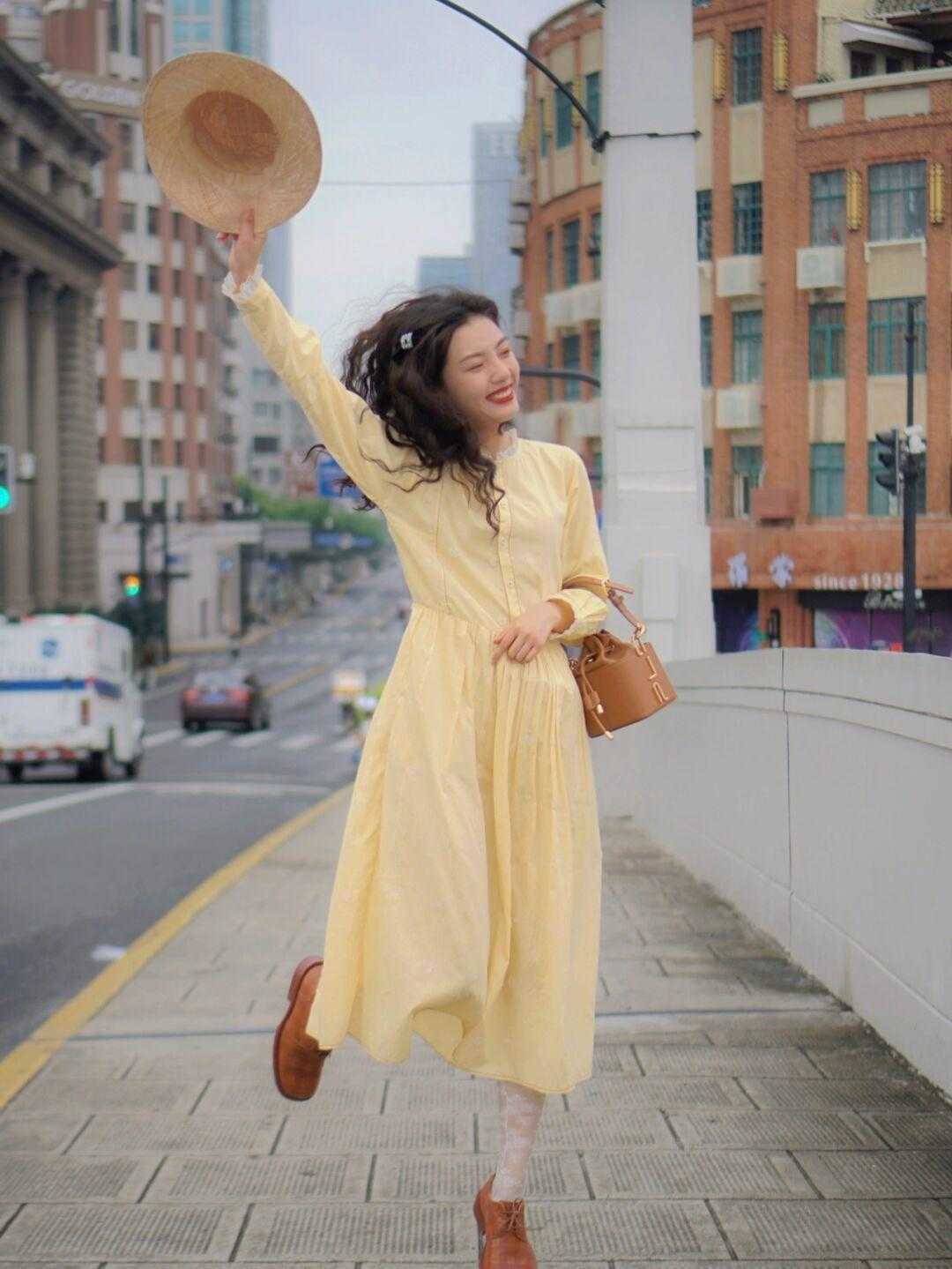 身材|“腿胖”的女生可以尝试这样穿，衬衫搭配半身裙，修身又洋气