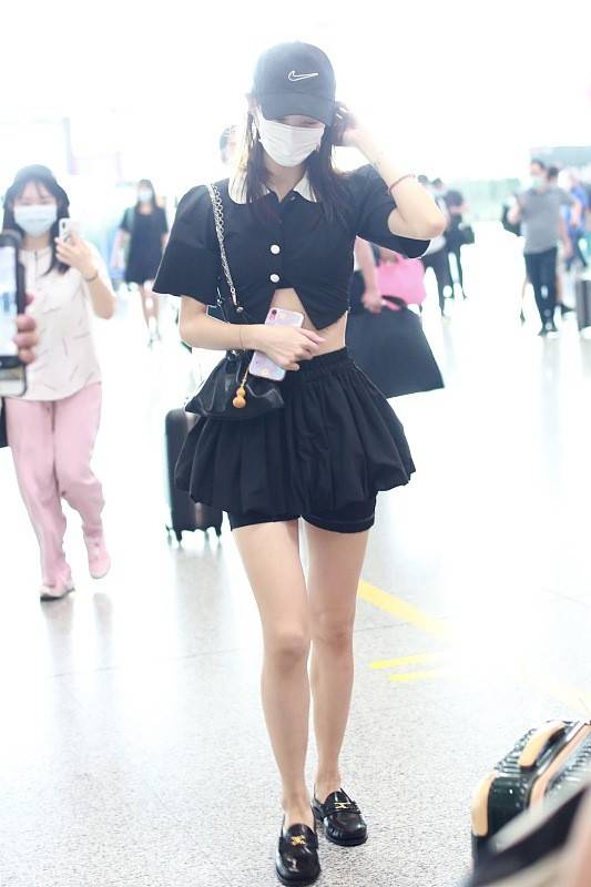 服装|金晨气势也很强，就算和蒋欣站一起，气场也不输，红色裙子挺高级