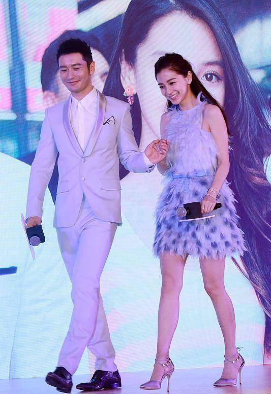 短裙|做明星也不容易，杨颖拍写真能看到满眼血丝，穿名牌服装都没精神