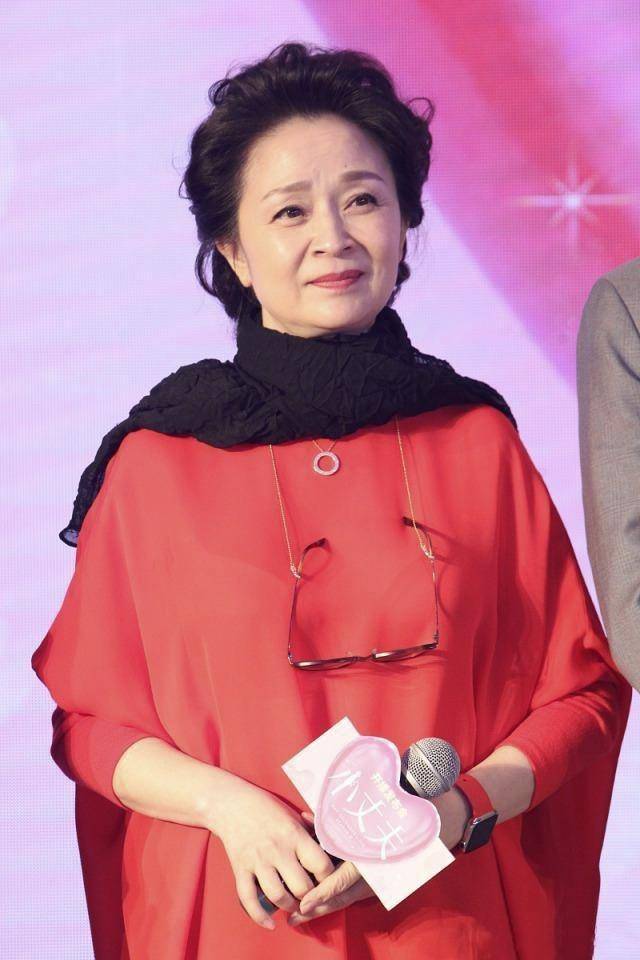 整体|63岁刘莉莉不玩老来俏，穿红色唐装老得优雅，不扮嫩气质更高级