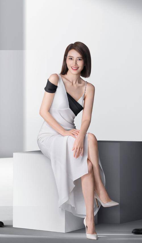技能|42岁高圆圆女神技能再升级，露肩白裙尽显曲线，怼脸拍颜值太能打