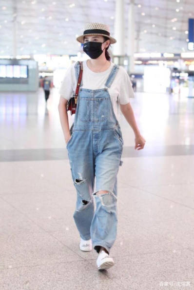 姐妹|宋佳穿搭太会“装嫩”了,用白T恤搭配破洞牛仔裤,就像17岁少女