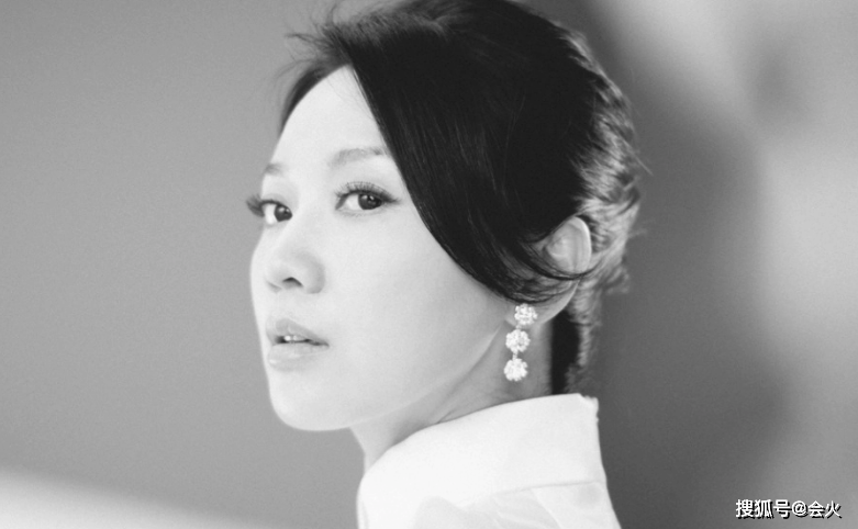 京剧|50岁闫妮素颜照罕曝光！眼窝凹陷头发泛白，穿居家服仍难掩风情