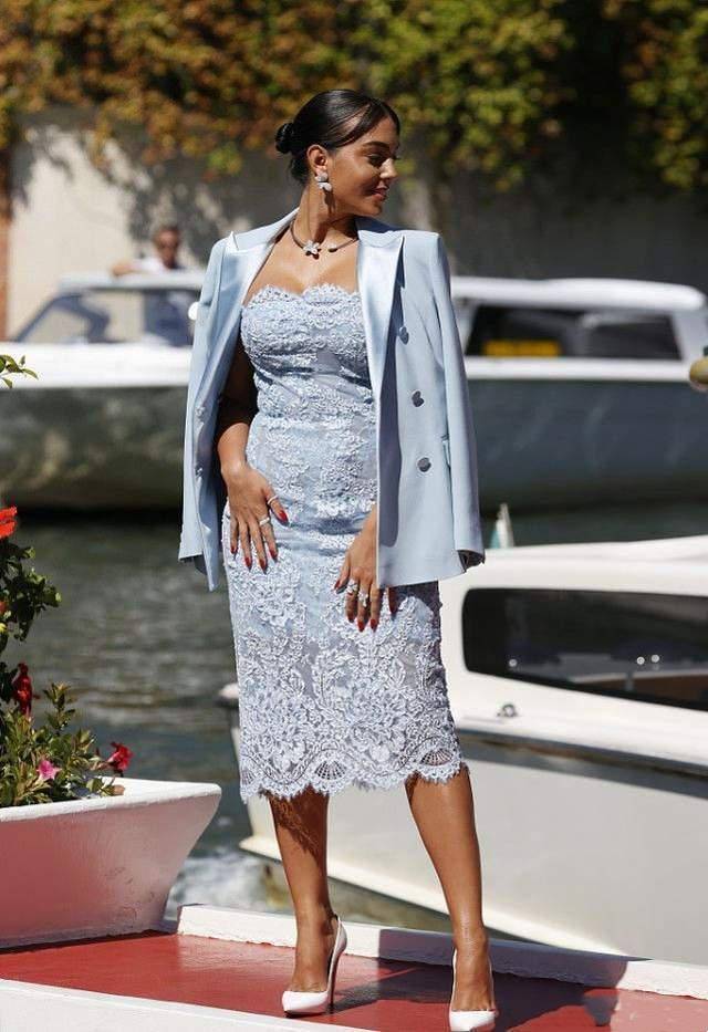 女友|C罗女友凭“梨形身材”闪耀红毯,昔日柜姐彻底逆袭成时尚女王