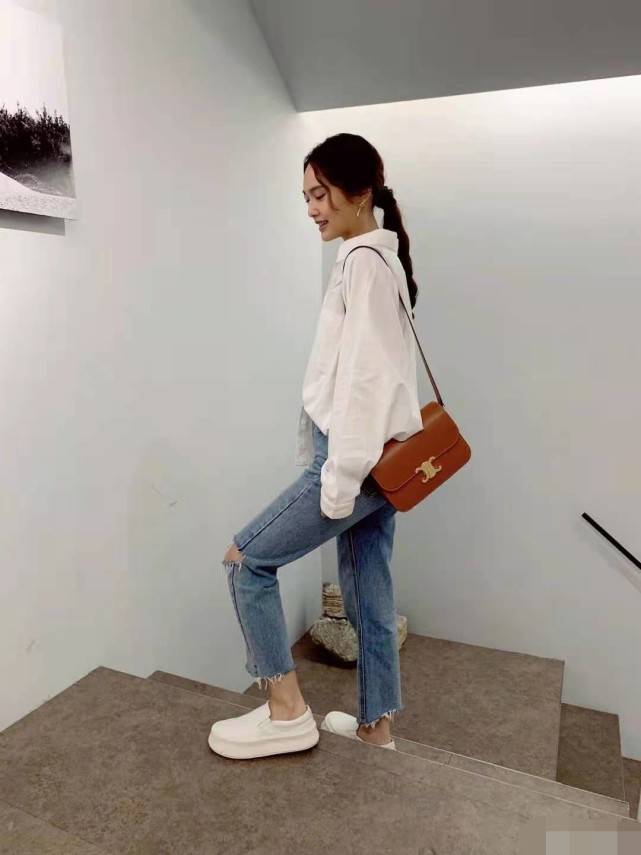 杨丞琳|杨丞琳快40岁了，穿衬衫配牛仔裤却很有年轻感，出道20年几乎没变