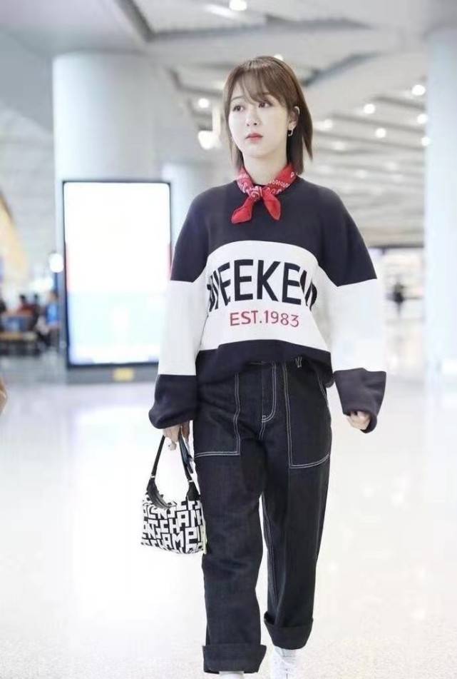 卫衣绑|杨紫穿个卫衣绑个领巾还像“小女孩”，干净清纯，一点看不出29岁了