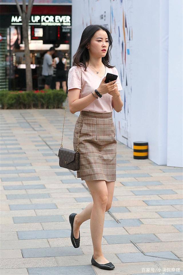 身材|为何可以替代高跟鞋？“平底鞋”有话说，这样搭长裙时髦又减龄！