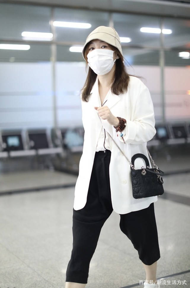 黑色|薛佳凝这一身装扮好高级,白色西装搭黑色裤子,气质都变了!