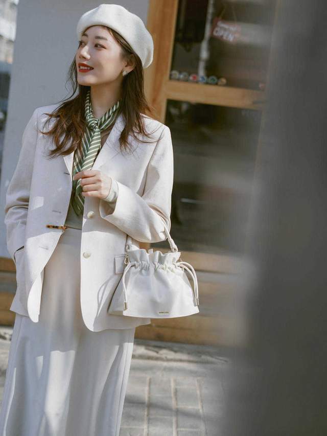 感觉|“西装外套+牛仔裤”这样穿，内搭衬衫简约又洋气，很适合小个子