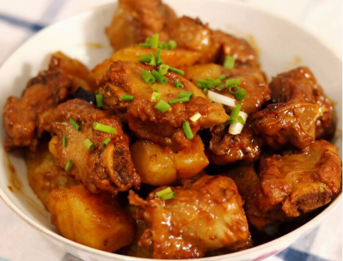 土豆烧排骨5,炒锅放油烧热,加入蒜蓉爆香,将所有材料一起放入锅中翻炒