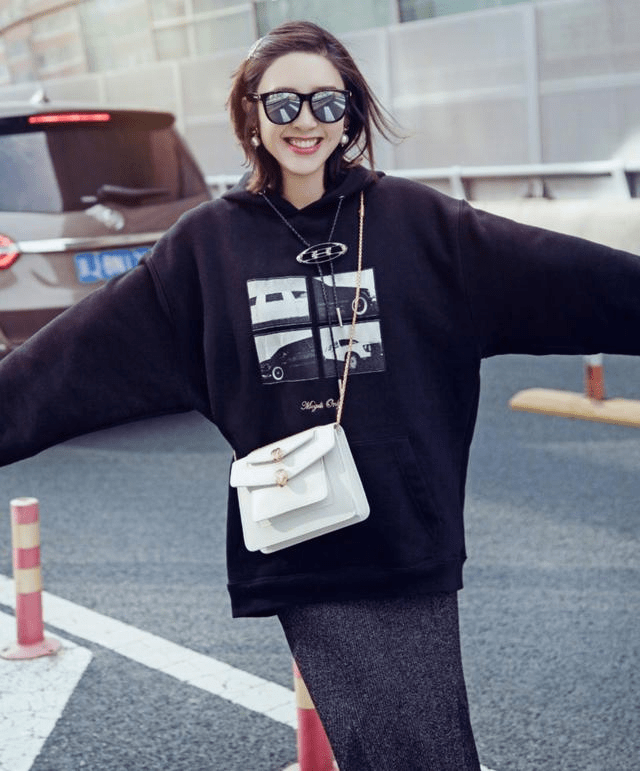 卫衣|学唐艺昕这样穿,简单的卫衣搭配半裙,叠穿出时髦感