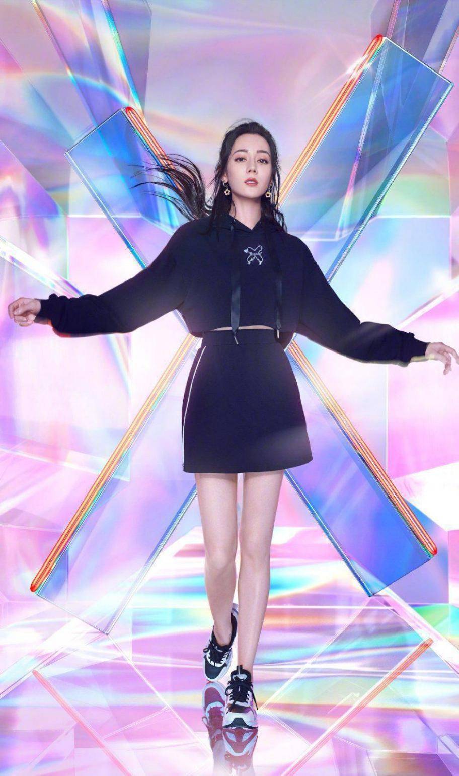 整体|迪丽热巴“蓝色挑染”太惊艳，女团风造型又甜又飒，就是有点显胖