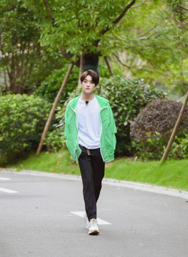 原创何洛洛就是青春模样绿色工服套装清新帅气少年感扑面而来
