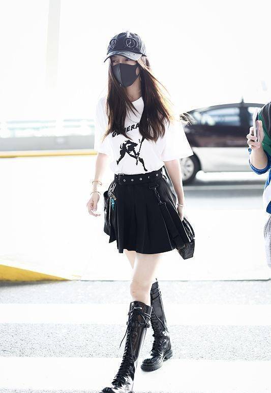 短裙|做明星也不容易，杨颖拍写真能看到满眼血丝，穿名牌服装都没精神