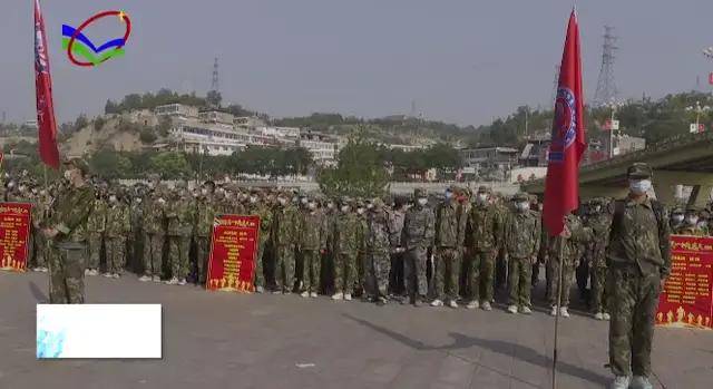 柳林联盛中学开展高一军训远足拉练活动