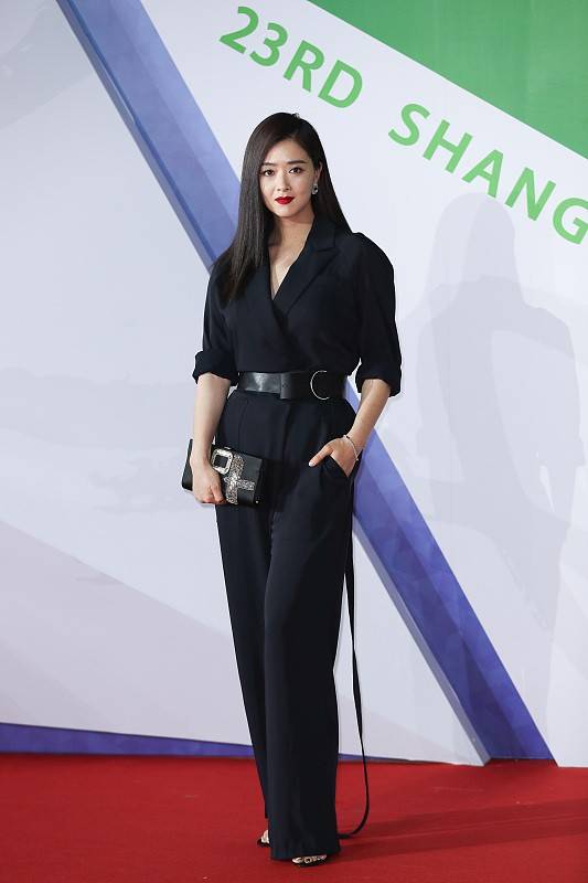 服装|金晨气势也很强，就算和蒋欣站一起，气场也不输，红色裙子挺高级