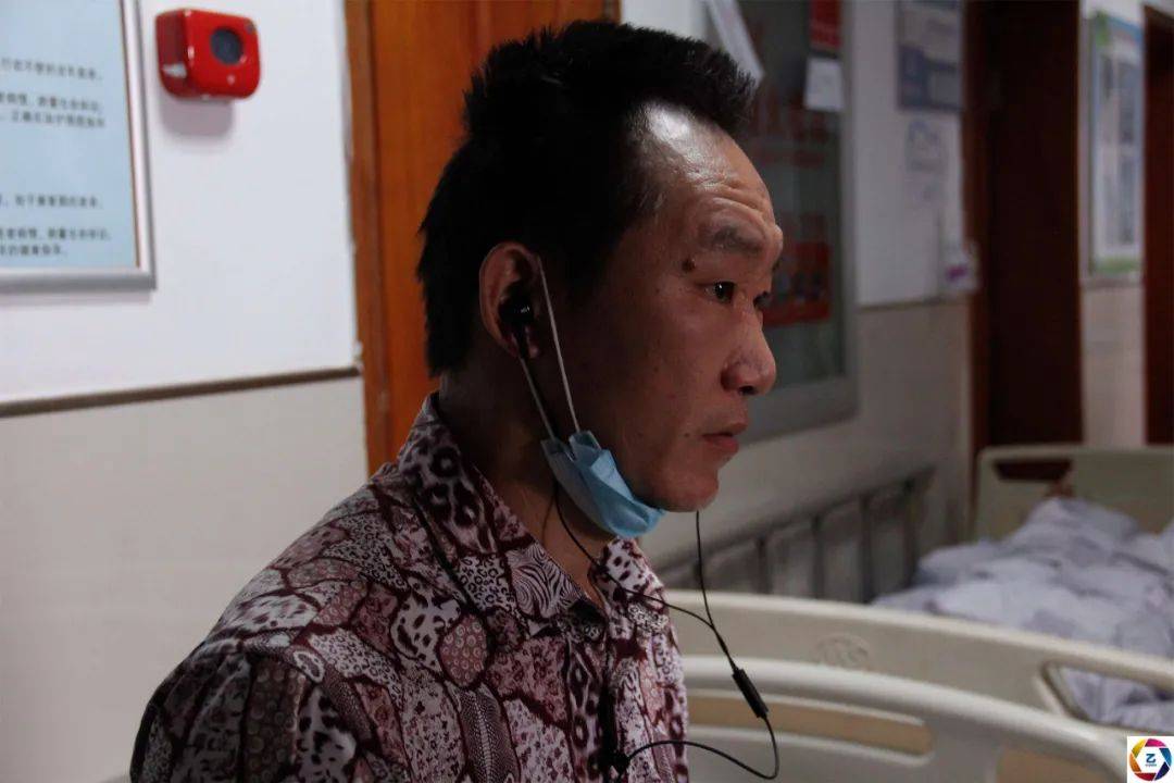 耳聋|男童骨折后不敢说导致残疾，妈妈离去，耳聋爸爸携其求医4年
