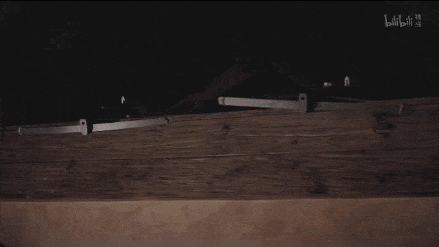 严微|《双镜》｜你是光，我是影，但我们真正的不同不过是底色各异