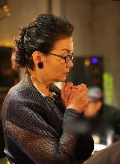 状态|潘虹老了秃顶有了白发，但衣品一直很高级，整个人散发优雅气质！
