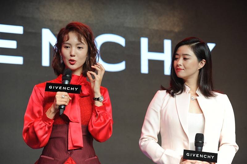 服装|金晨气势也很强，就算和蒋欣站一起，气场也不输，红色裙子挺高级