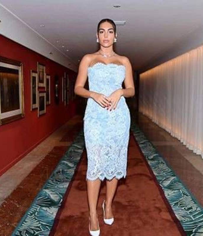 女友|C罗女友凭“梨形身材”闪耀红毯,昔日柜姐彻底逆袭成时尚女王