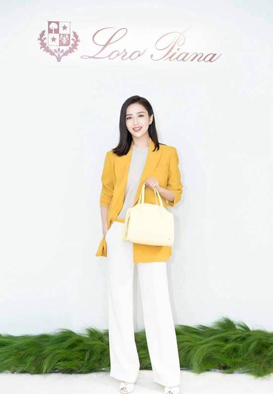 短裙|佟丽娅逛游乐园，穿无袖背心配短裙快瘦成麻杆，腿还没助理胳膊粗