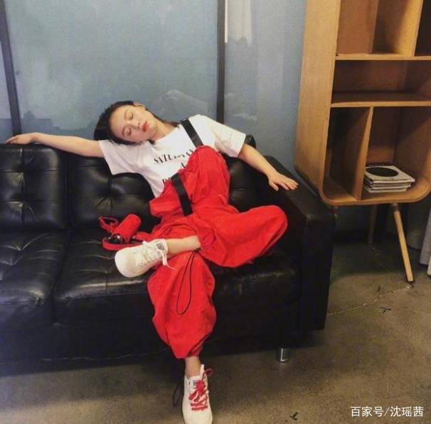 姐妹|宋佳穿搭太会“装嫩”了,用白T恤搭配破洞牛仔裤,就像17岁少女