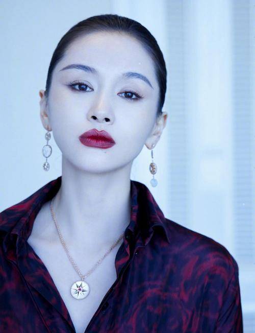 女生|王子文恋爱后状态太赞，酒红色暗纹长裙都HOLD得住，气质冷峻动人