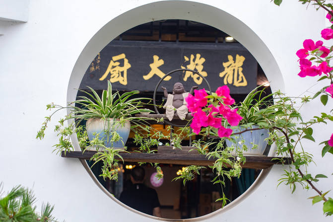 白墙黛瓦青砖,古朴雅致静美,这是我对冯家大院的初印象