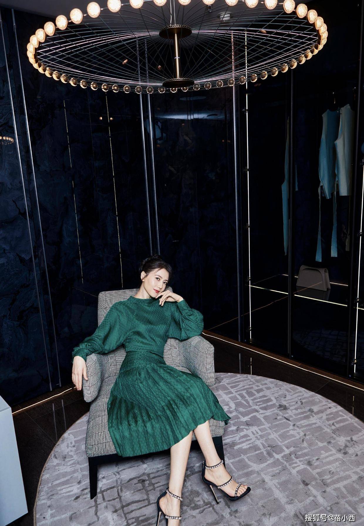 魅力|高圆圆终于换风格，穿荧光绿背心裙再套半身裙，连气质都变洋气了