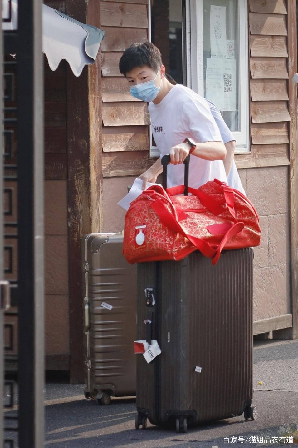 身材|冠军荣耀归来，马龙结束隔离回家，穿白T留寸头32岁仍然阳光帅气
