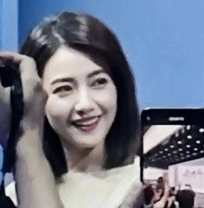 镜头记录下的明星真实社交 0f452434fb2f4d1f8d0fac2876ec35b1.jpeg