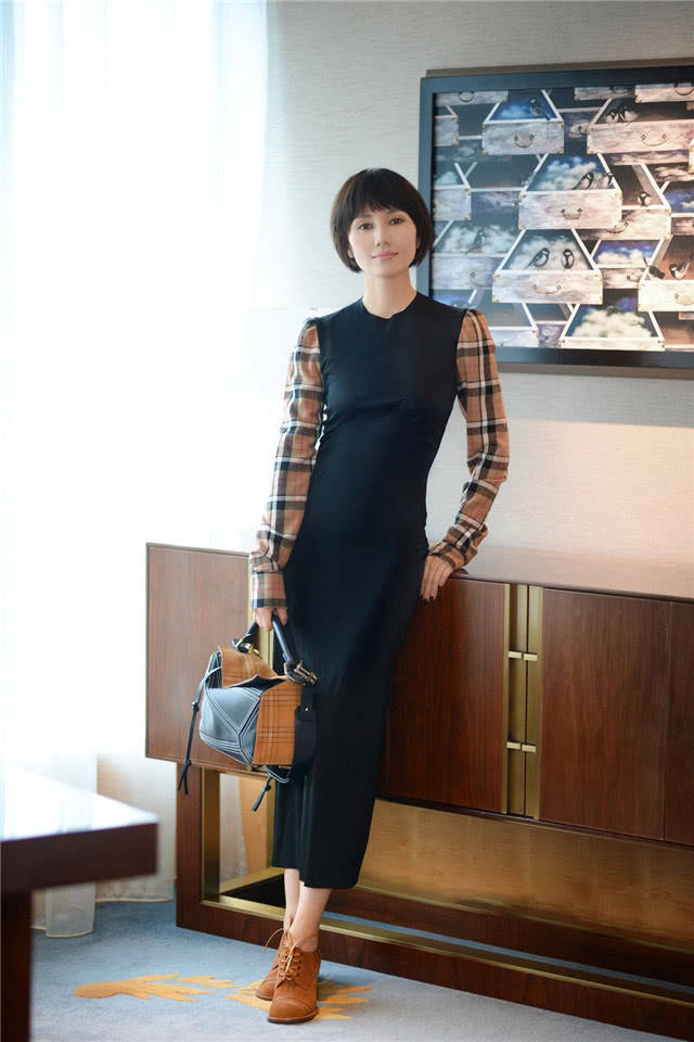 高跟鞋|立秋后无论穿裤子还是裙子，都别搭高跟鞋了，瞧瞧下面明星这样穿