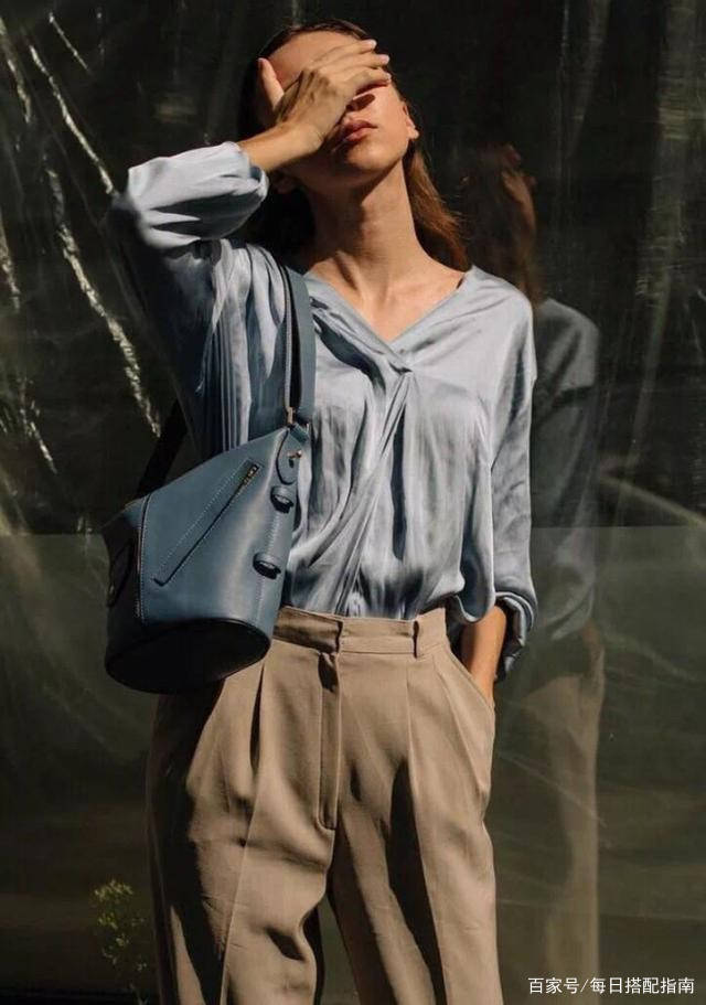 颜色|女人过了50岁,出门少穿这2种“装嫩色”,多穿另外3种更显气质