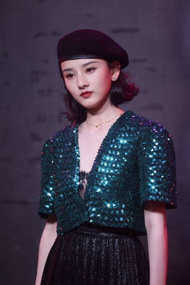 服装|别看宋祖儿年纪不大，但衣品还挺“女人”的，一袭亮片长裙真妩媚