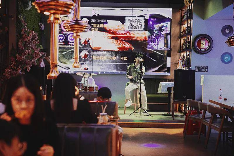 am-|吃m8和牛、看乐队live…