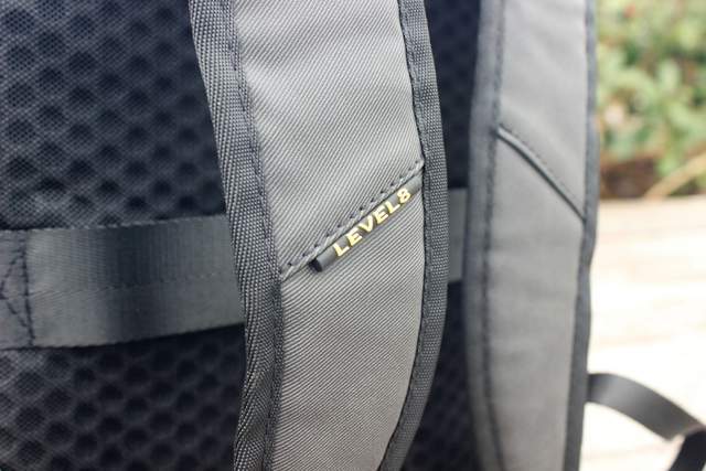 真皮|地平线8号“零感”背包，“零感”是噱头还是真材实料？