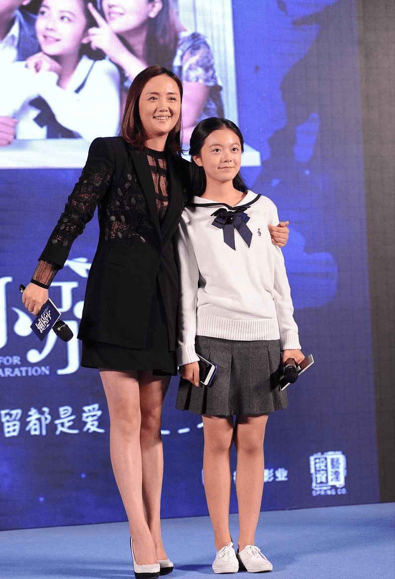 设计|朱媛媛和辛柏青挺恩爱,穿亮片紧身裙看着有点饱满,婴儿肥挺减龄