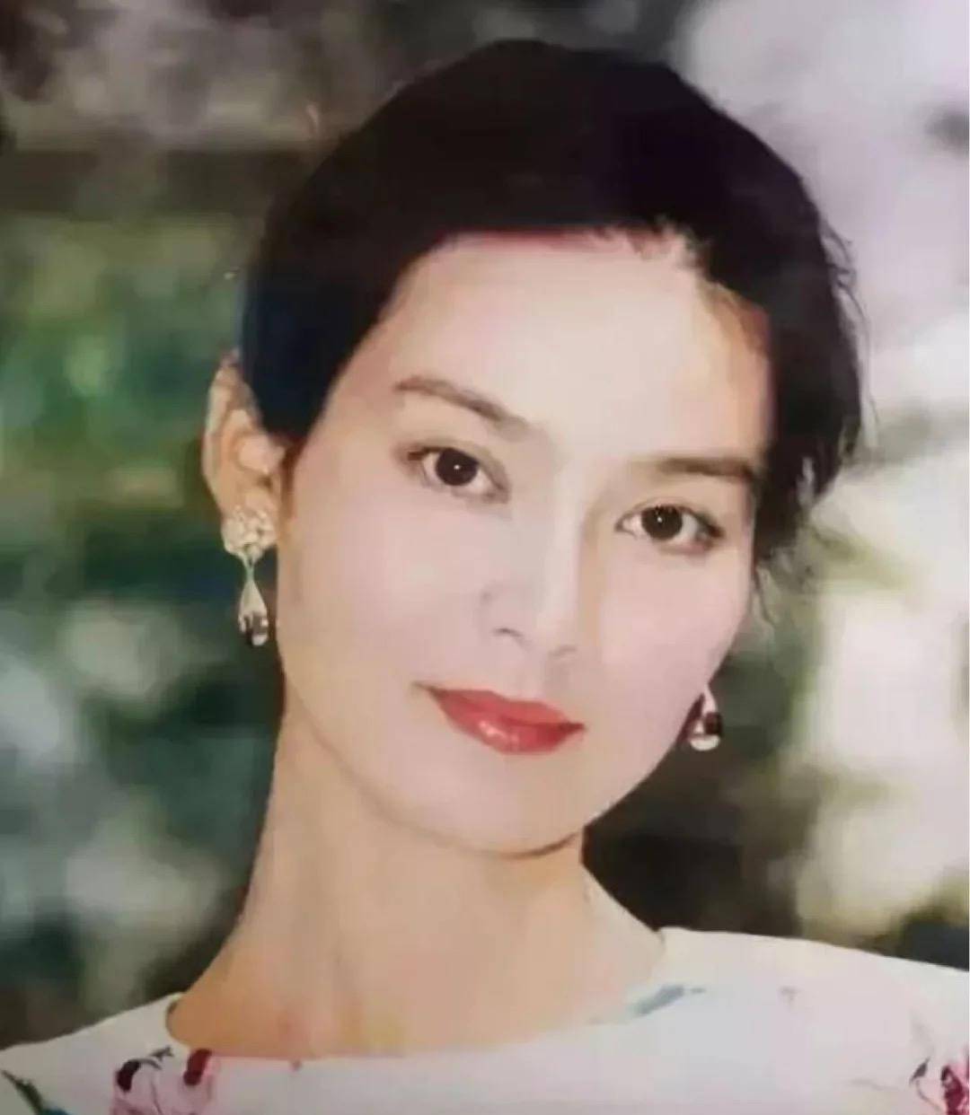 毛衣|老戏骨潘虹，年轻时竟然这么美，时尚的穿搭放到现在也“不过时”