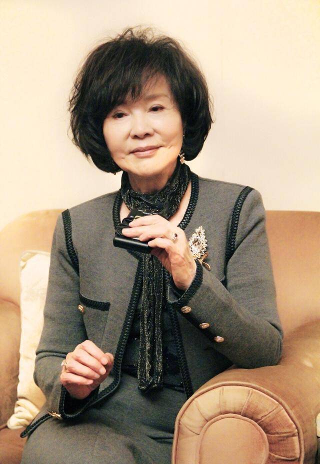 刺绣|老戏骨归亚蕾真洋气！蝴蝶衬衣配刺绣牛仔不像76岁，拖鞋更特别