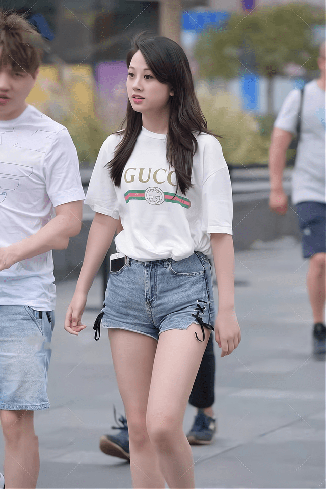 女孩子|T恤配短裤没有过时，选对衣服款式一样会非常的时髦有型