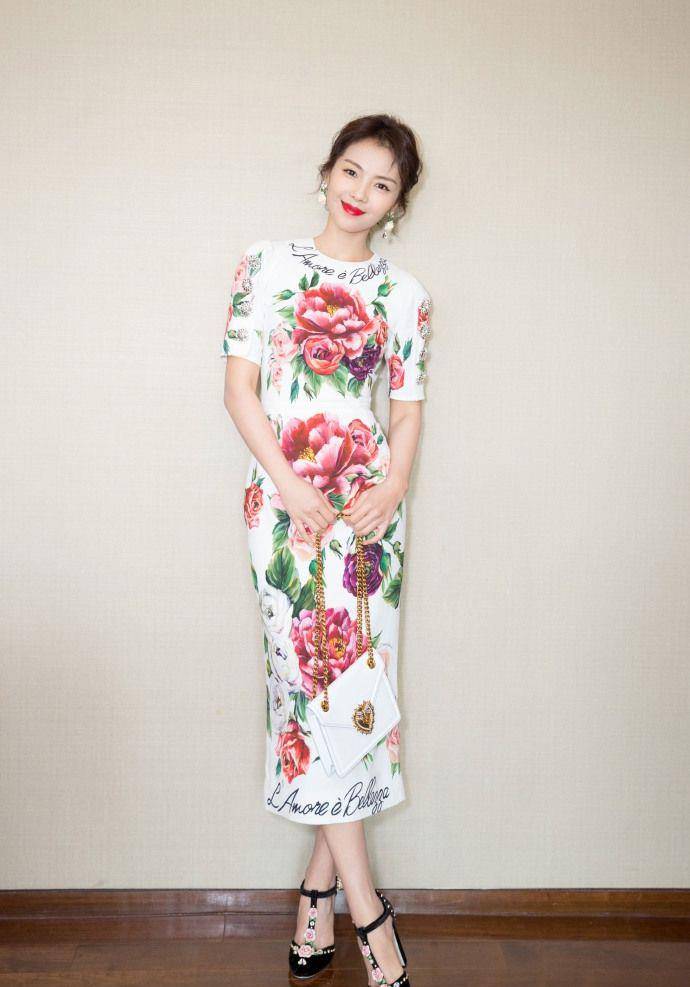 陪衬|40岁的刘涛女人味十足，印花裙秀婀娜身姿，网友：王珂真有福气