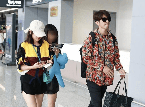 卫衣|贾静雯气质真洋气,穿拼接卫衣配短裤真减龄,美腿不输女儿