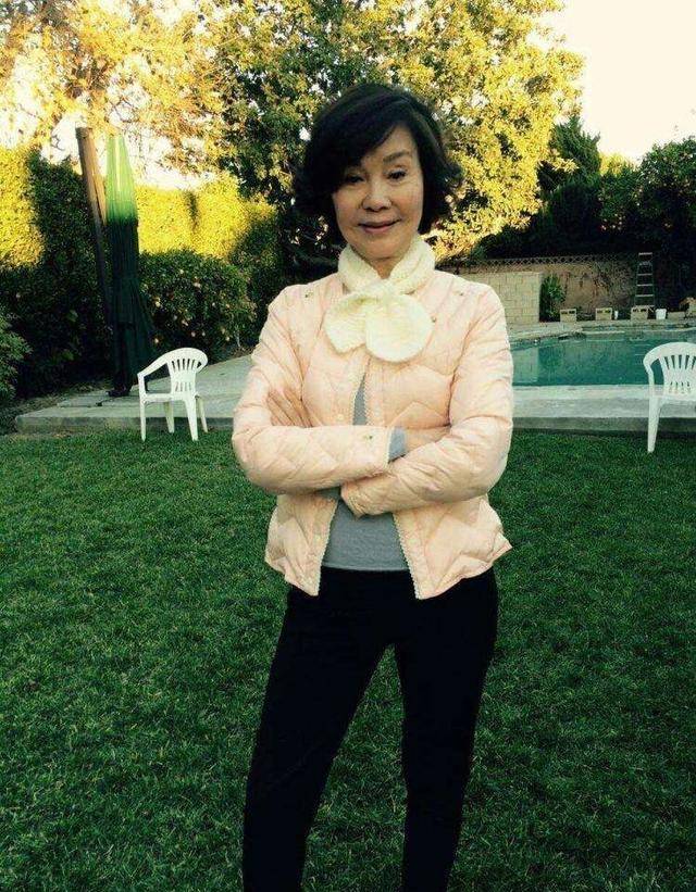 刺绣|老戏骨归亚蕾真洋气！蝴蝶衬衣配刺绣牛仔不像76岁，拖鞋更特别