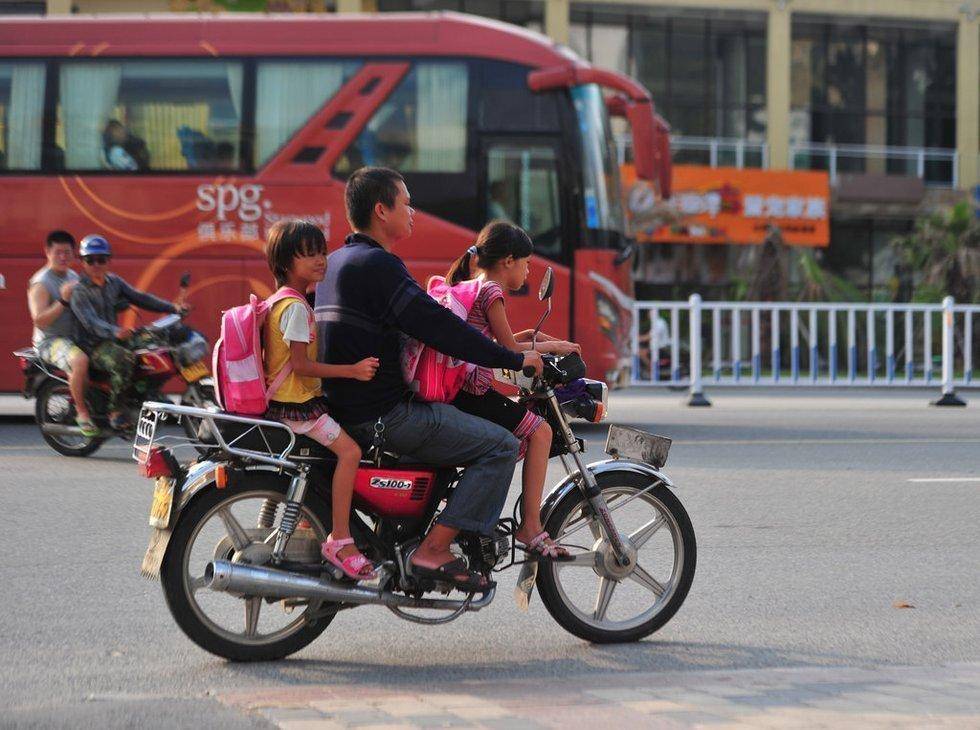 因为|开学第一天，上海奶奶送孙子上错幼儿园，奶奶：跟着大部队走错了