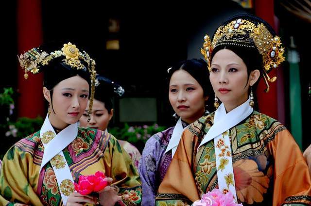 一:甄嬛和芳贵人它其实是因为安陵容送给甄嬛的舒痕胶,而指使她这么做