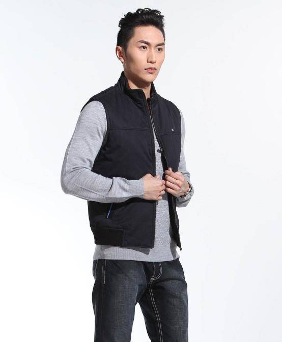 整体|老戏骨牛犇只身现身机场,花俏无袖夹克,精神气十足