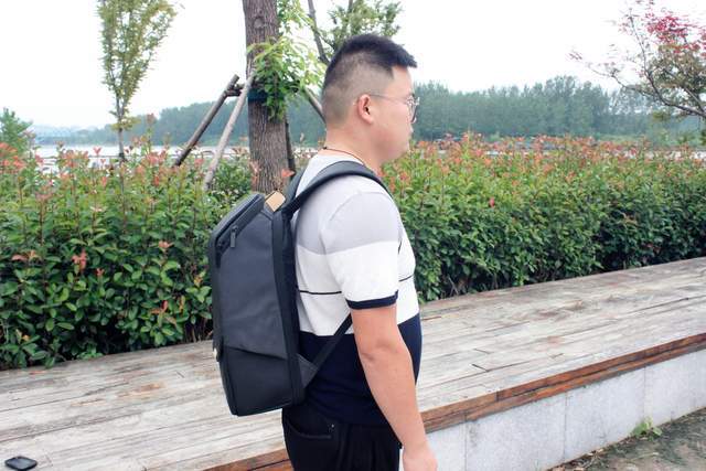 真皮|地平线8号“零感”背包，“零感”是噱头还是真材实料？